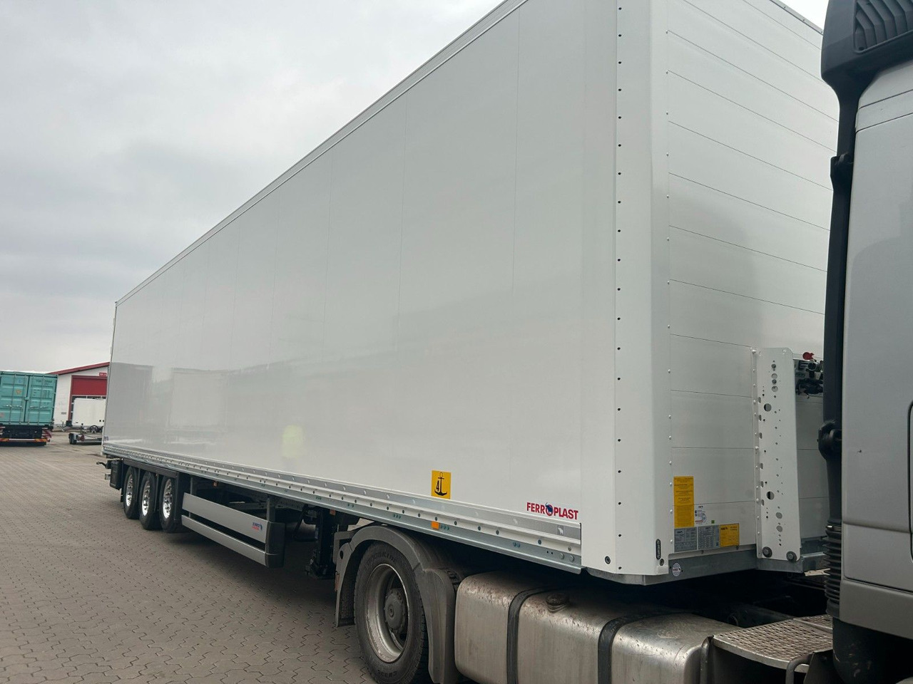 Schmitz Cargobull Mega Koffer - Trockenfrachter FERROPLAST - Semi-reboque furgão: foto 3 Schmitz Cargobull Mega Koffer - Trockenfrachter FERROPLAST - Semi-reboque furgão: foto 3