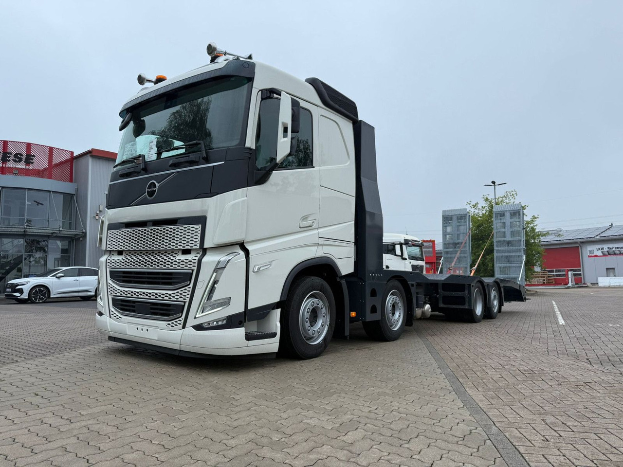 Volvo Arbeitsbühnen Baumaschinentransporter mit Rampen - Camião transporte de veículos: foto 1 Volvo Arbeitsbühnen Baumaschinentransporter mit Rampen - Camião transporte de veículos: foto 1
