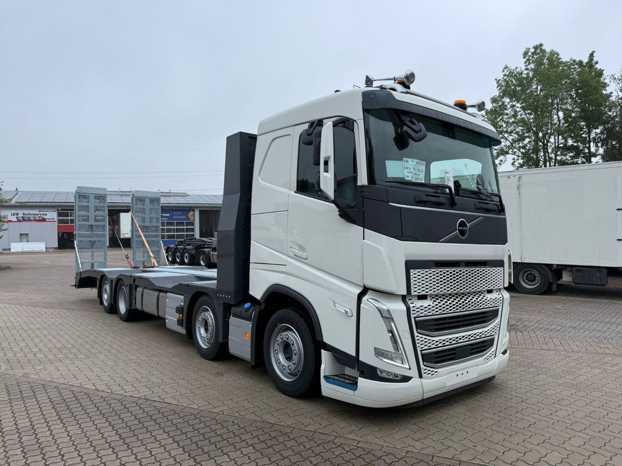 Volvo Arbeitsbühnen Baumaschinentransporter mit Rampen - Camião transporte de veículos: foto 2 Volvo Arbeitsbühnen Baumaschinentransporter mit Rampen - Camião transporte de veículos: foto 2