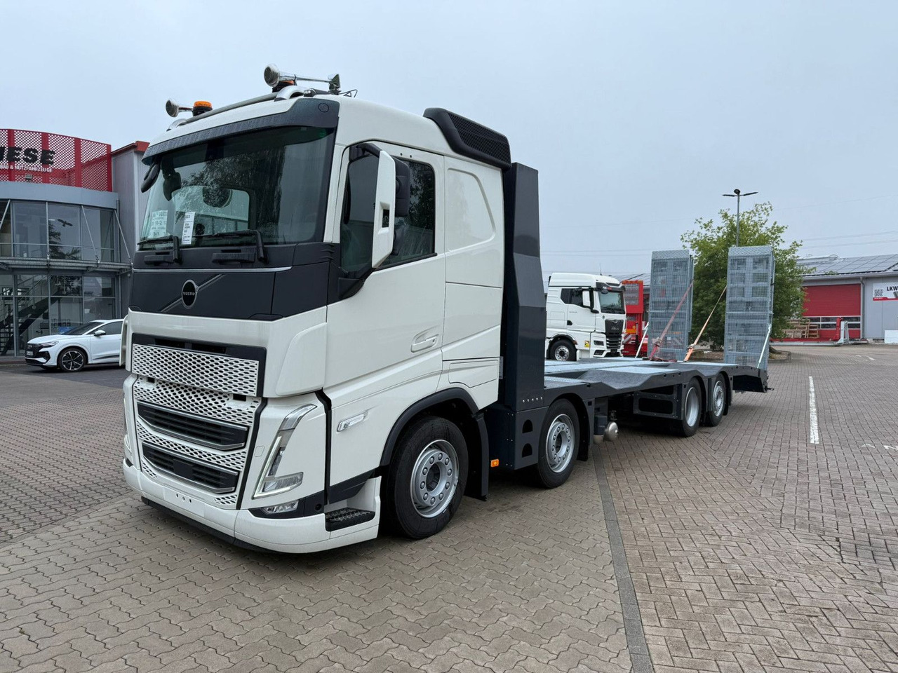Volvo Arbeitsbühnen Baumaschinentransporter mit Rampen - Camião transporte de veículos: foto 3 Volvo Arbeitsbühnen Baumaschinentransporter mit Rampen - Camião transporte de veículos: foto 3
