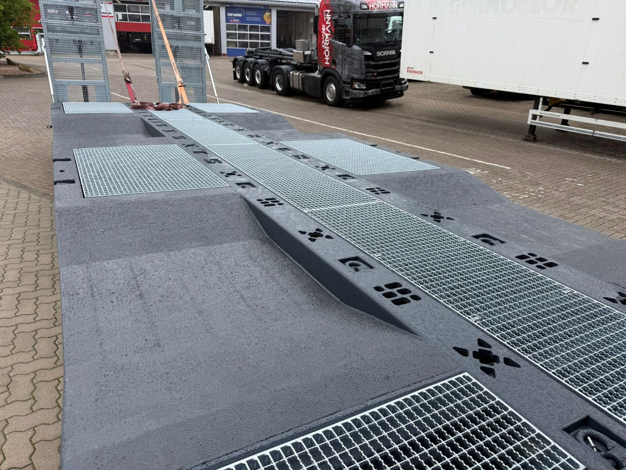 Volvo Arbeitsbühnen Baumaschinentransporter mit Rampen - Camião transporte de veículos: foto 4 Volvo Arbeitsbühnen Baumaschinentransporter mit Rampen - Camião transporte de veículos: foto 4