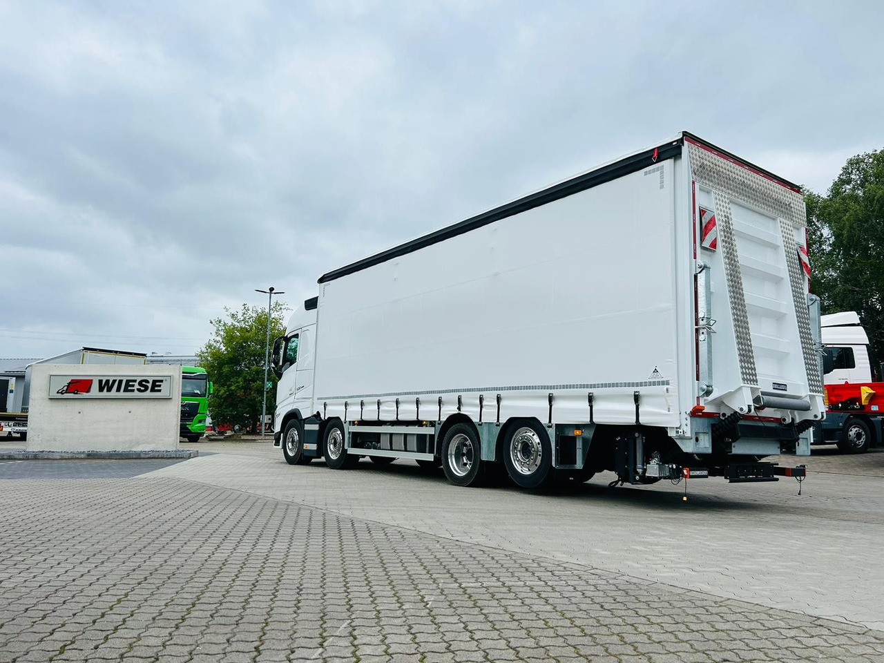 Volvo FH 500 8x2 Arbeitsbühnen Transporter LBW 9t - Camião de lona: foto 2 Volvo FH 500 8x2 Arbeitsbühnen Transporter LBW 9t - Camião de lona: foto 2