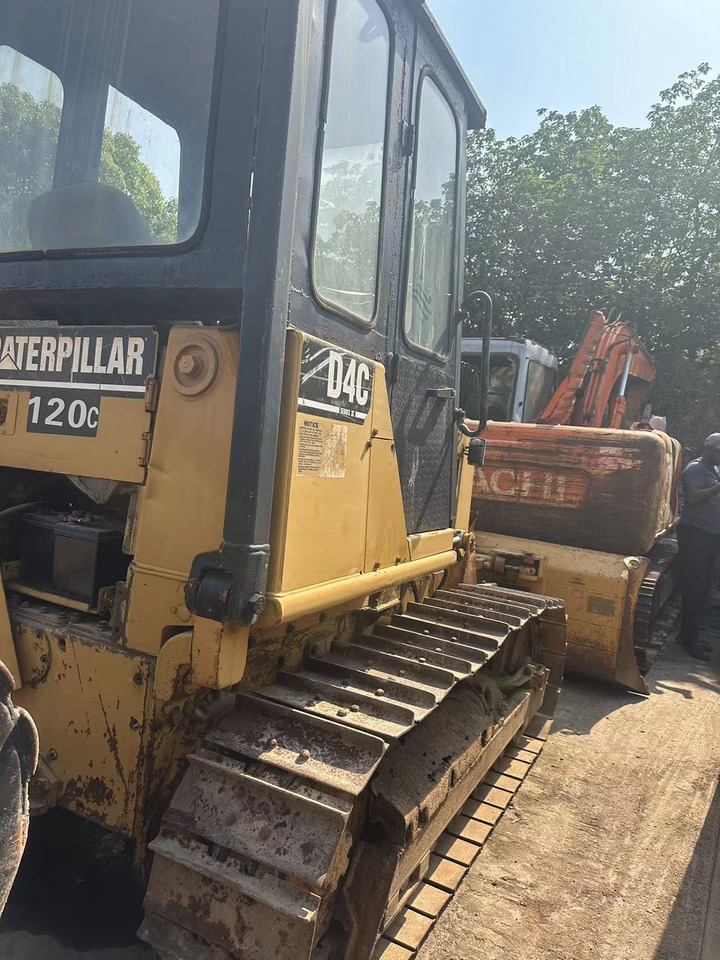 CATERPILLAR D4C - Buldôzer: foto 4 CATERPILLAR D4C - Buldôzer: foto 4