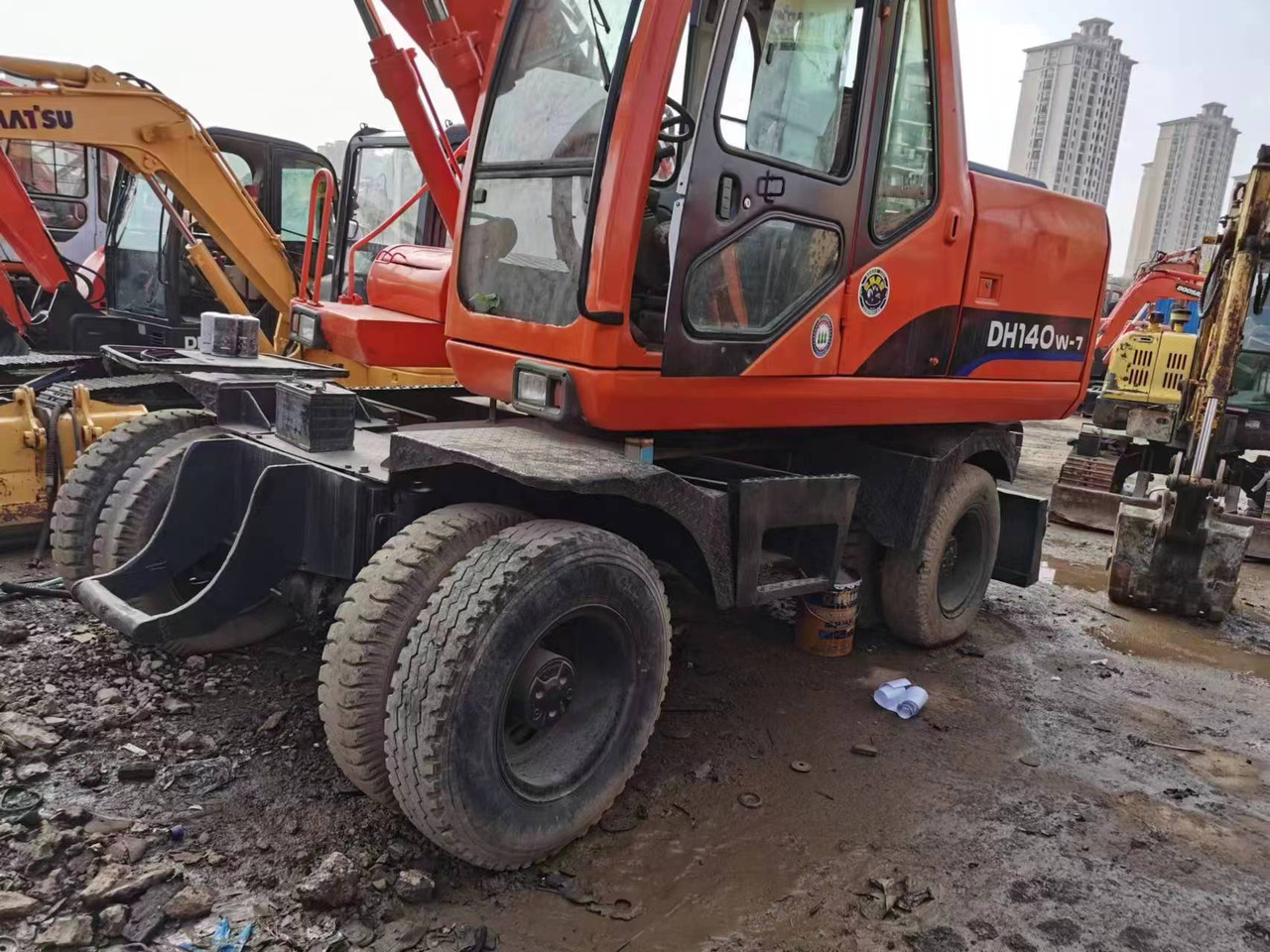 DOOSAN DH140W-7 - Escavadeira de rodas: foto 4 DOOSAN DH140W-7 - Escavadeira de rodas: foto 4