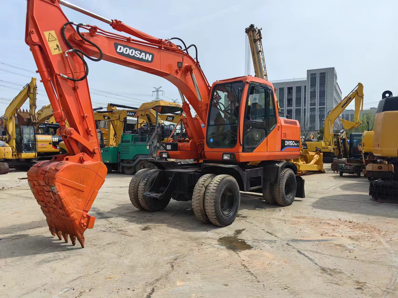 DOOSAN DH150W-7 - Escavadeira de rodas: foto 1 DOOSAN DH150W-7 - Escavadeira de rodas: foto 1