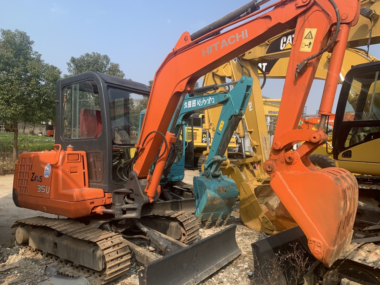 HITACHI ZX35U - Mini escavadeira: foto 1 HITACHI ZX35U - Mini escavadeira: foto 1