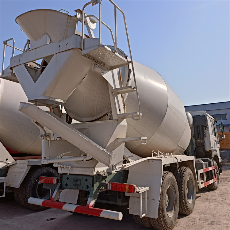 HOWO HOWO-mixer pump truck - Autobetoneira com bomba: foto 5 HOWO HOWO-mixer pump truck - Autobetoneira com bomba: foto 5