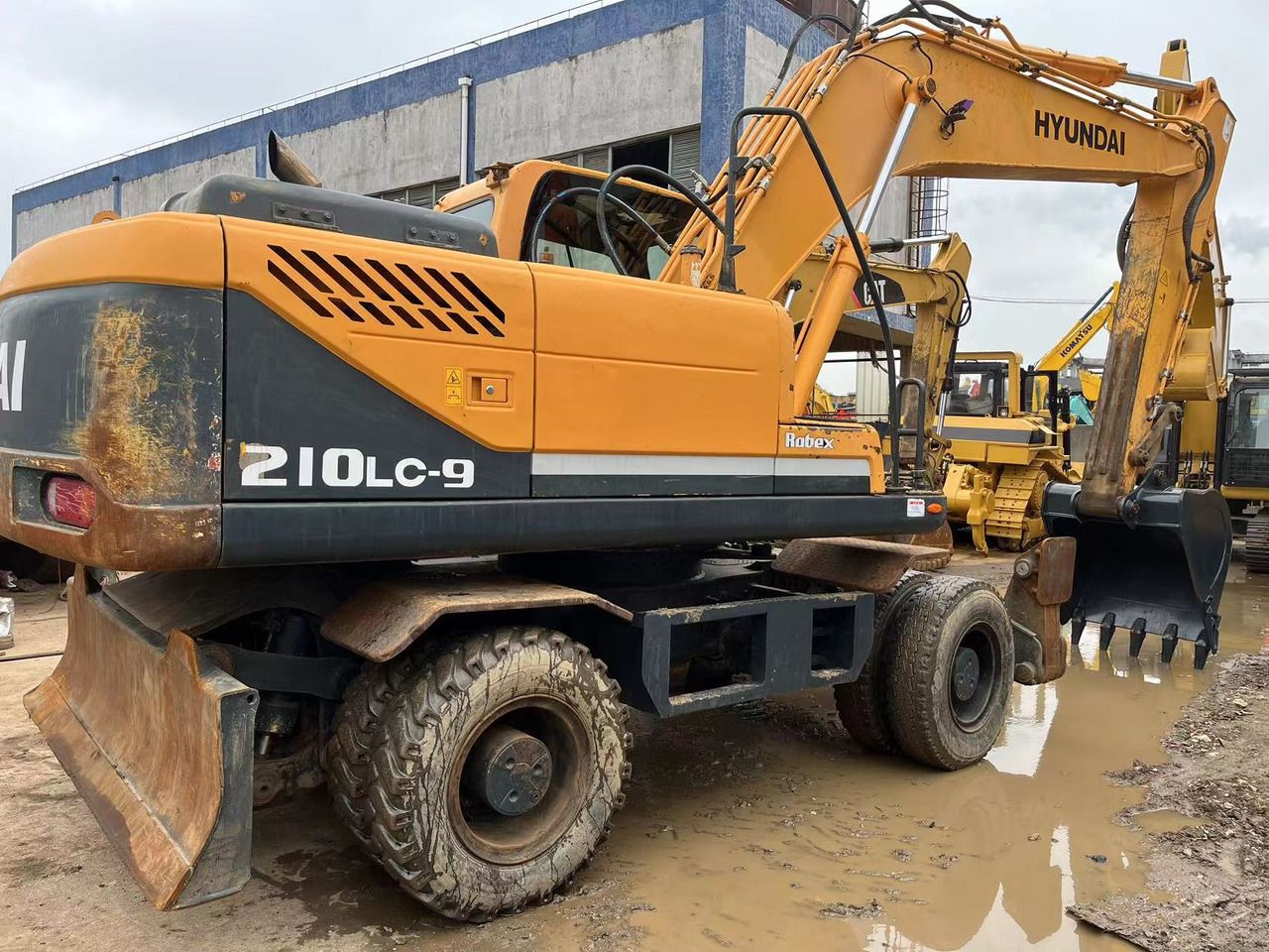 HYUNDAI R210W-9 - Escavadeira de rodas: foto 1 HYUNDAI R210W-9 - Escavadeira de rodas: foto 1
