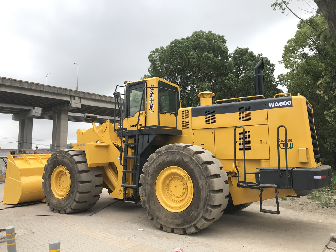 KOMATSU WA600-3 - Pá carregadora de rodas: foto 4 KOMATSU WA600-3 - Pá carregadora de rodas: foto 4