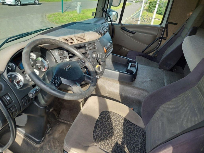 Fotografia de interior 2: Tractor DAF CF 85.460 4x2 Retarder