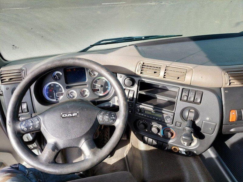 Fotografia de interior 3: Tractor DAF CF 85.460 4x2 Retarder
