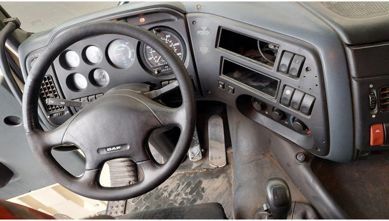 Fotografia de interior 3: Tractor DAF XF 95.430 4x2 EURO 2 Manual Gearbox Fotografia de interior 3: Tractor DAF XF 95.430 4x2 EURO 2 Manual Gearbox
