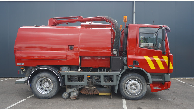 DAF 65.180 ATI STREET SWEPER RH DRIVE MANUAL GARBOX 96.000KM - Varredora urbana: foto 2 DAF 65.180 ATI STREET SWEPER RH DRIVE MANUAL GARBOX 96.000KM - Varredora urbana: foto 2