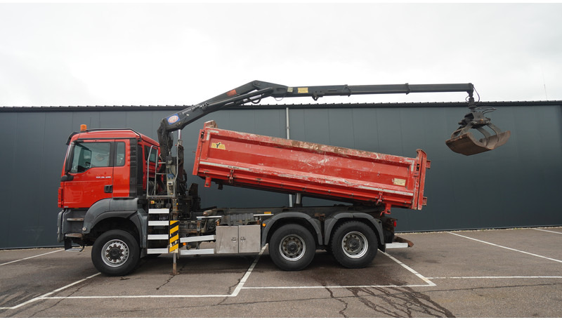 MAN TGS 28.400 6X6 2 SIDE TIPPER WITH HMF 1643 CRANE 376.400KM - Camião grua: foto 1 MAN TGS 28.400 6X6 2 SIDE TIPPER WITH HMF 1643 CRANE 376.400KM - Camião grua: foto 1