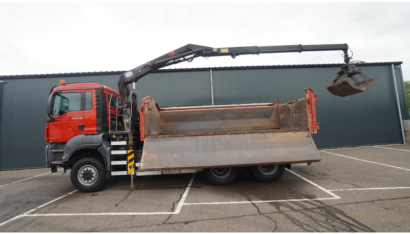 MAN TGS 28.400 6X6 2 SIDE TIPPER WITH HMF 1643 CRANE 376.400KM - Camião grua: foto 2 MAN TGS 28.400 6X6 2 SIDE TIPPER WITH HMF 1643 CRANE 376.400KM - Camião grua: foto 2