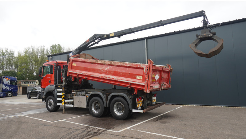MAN TGS 28.400 6X6 2 SIDE TIPPER WITH HMF 1643 CRANE 376.400KM - Camião grua: foto 4 MAN TGS 28.400 6X6 2 SIDE TIPPER WITH HMF 1643 CRANE 376.400KM - Camião grua: foto 4
