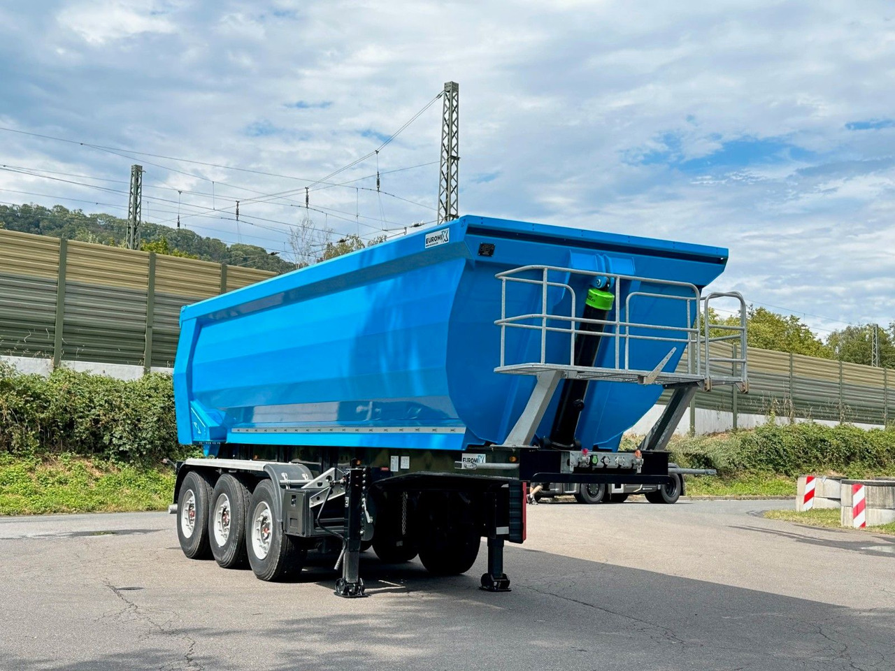 EuromixMTP Halbschalen Auflieger 27m³ HARDOX - Semi-reboque basculante: foto 5 EuromixMTP Halbschalen Auflieger 27m³ HARDOX - Semi-reboque basculante: foto 5