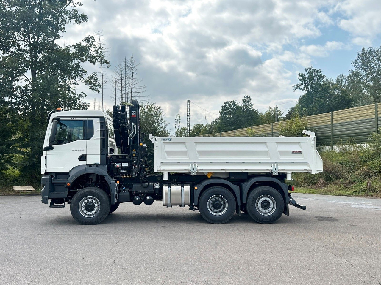 MAN TGS 28.440 6x4-4/3-Seiten- Kipper / Hiab 138-3 - Camião basculante, Camião grua: foto 4 MAN TGS 28.440 6x4-4/3-Seiten- Kipper / Hiab 138-3 - Camião basculante, Camião grua: foto 4