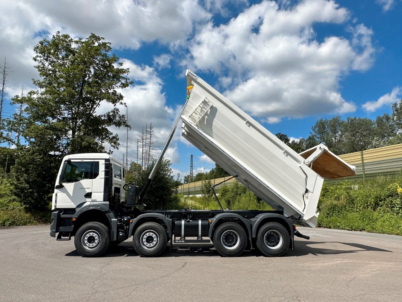 MAN TGS 37.520 8x4 EuromixMTP Mulden Kipper - Camião basculante: foto 3 MAN TGS 37.520 8x4 EuromixMTP Mulden Kipper - Camião basculante: foto 3