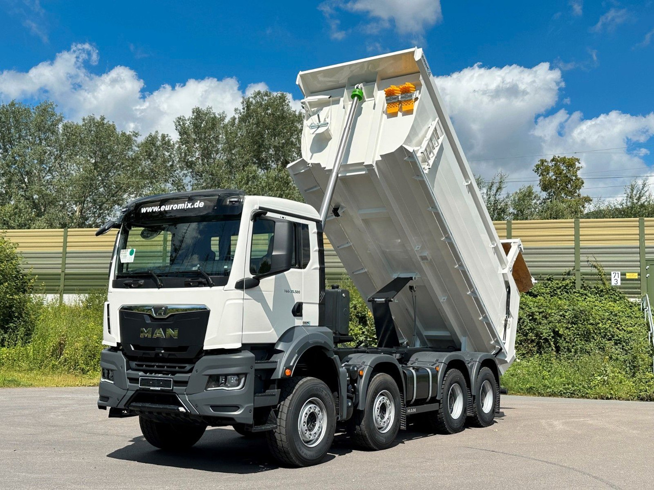 MAN TGS 37.520 8x4 EuromixMTP Mulden Kipper - Camião basculante: foto 2 MAN TGS 37.520 8x4 EuromixMTP Mulden Kipper - Camião basculante: foto 2