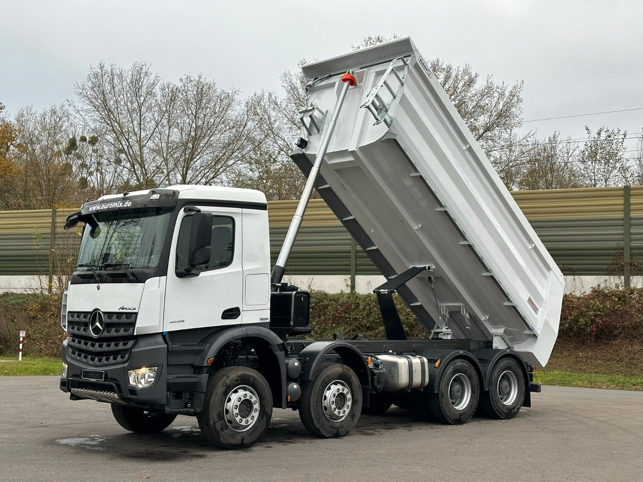 Mercedes-Benz AROCS 5 4145 8X4 E6e EuromixMTP 18m³ Kipper - Camião basculante: foto 1 Mercedes-Benz AROCS 5 4145 8X4 E6e EuromixMTP 18m³ Kipper - Camião basculante: foto 1
