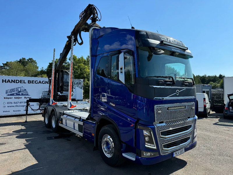 Volvo FH 6x4, Timber-truck + Jonsered 1080, 2017 - Camião de transporte de madeira, Camião grua: foto 1 Volvo FH 6x4, Timber-truck + Jonsered 1080, 2017 - Camião de transporte de madeira, Camião grua: foto 1