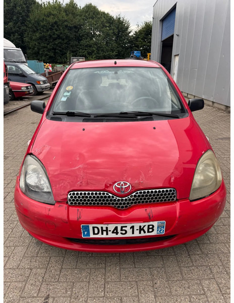 Toyota Yaris **5DOORS-PETROL** - Sedan: foto 2 Toyota Yaris **5DOORS-PETROL** - Sedan: foto 2