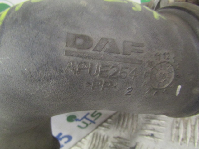 DAF LF 220 EURO 6 INTERCOOLER PIPE P/NO APUE 254 - Motor e peças por Camião: foto 2 DAF LF 220 EURO 6 INTERCOOLER PIPE P/NO APUE 254 - Motor e peças por Camião: foto 2