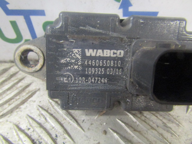 DAF LF 220 EURO 6 WABCO SENSOR P/NO 4460650810 - Sistema elétrico por Camião: foto 2 DAF LF 220 EURO 6 WABCO SENSOR P/NO 4460650810 - Sistema elétrico por Camião: foto 2