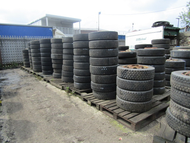ISUZU N75 215/75/17.5 WHEELS AND TYRES 100 AVAILABLE FROM £50-100 - Pneu por Camião: foto 1 ISUZU N75 215/75/17.5 WHEELS AND TYRES 100 AVAILABLE FROM £50-100 - Pneu por Camião: foto 1