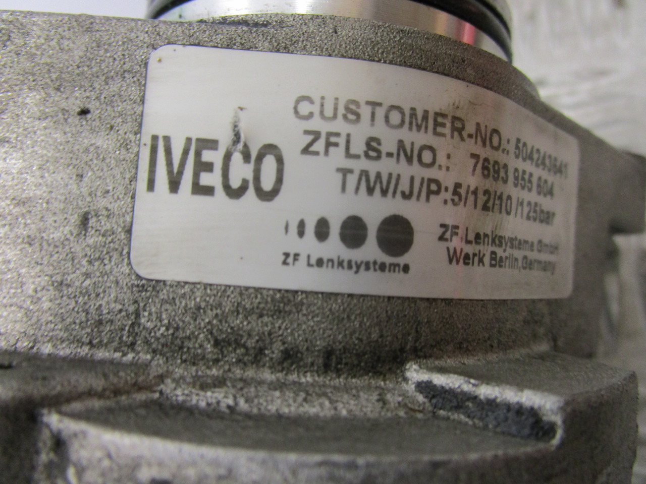 IVECO DAILY 3.0 POWER STEERING PUMP & DRIVE P/NO 7693955604 - Direcção por Camião: foto 2 IVECO DAILY 3.0 POWER STEERING PUMP & DRIVE P/NO 7693955604 - Direcção por Camião: foto 2