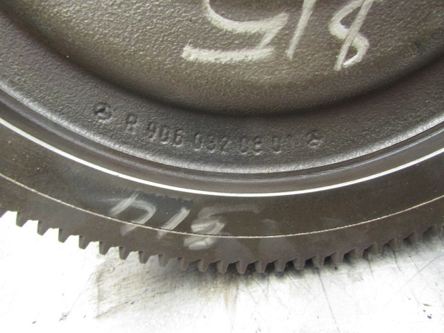 MERCEDES VARIO/814 FLYWHEEL P/NO R9060320801 - Volante do motor por Camião: foto 2 MERCEDES VARIO/814 FLYWHEEL P/NO R9060320801 - Volante do motor por Camião: foto 2