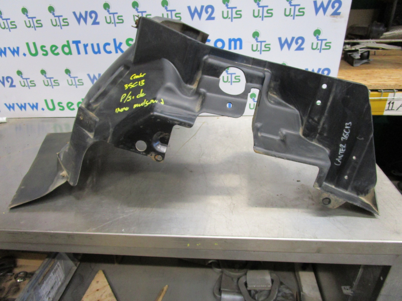 MITSUBISHI CANTER 35C INNER P/S MUDGUARD - Cabine e interior por Camião: foto 1 MITSUBISHI CANTER 35C INNER P/S MUDGUARD - Cabine e interior por Camião: foto 1