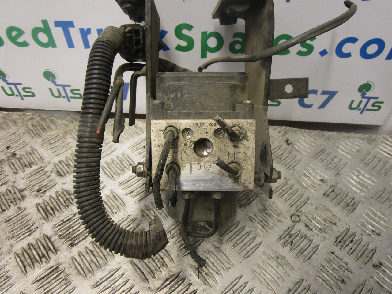 MITSUBISHI FUSO / CANTER ABS PUMP P/NO MK355141 - Peças de freio por Camião: foto 1 MITSUBISHI FUSO / CANTER ABS PUMP P/NO MK355141 - Peças de freio por Camião: foto 1