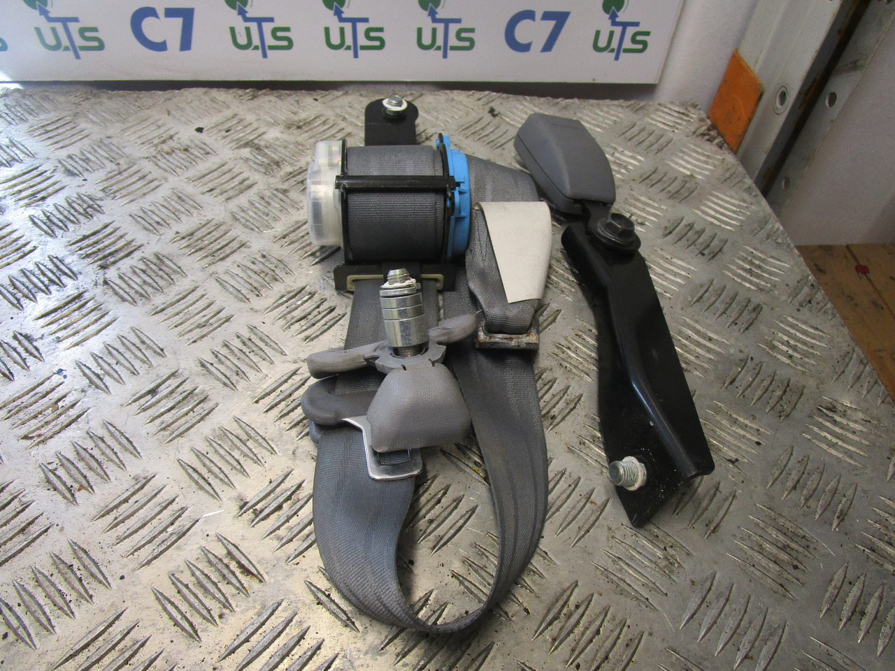 MITSUBISHI FUSO PASSENGER SIDE SEATBELT - Cabine e interior por Camião: foto 1 MITSUBISHI FUSO PASSENGER SIDE SEATBELT - Cabine e interior por Camião: foto 1