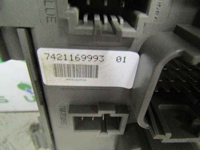 RENAULT MIDLUM DXI FUSE BOARD P/NO 7421169993-01 - Sistema elétrico por Camião: foto 3 RENAULT MIDLUM DXI FUSE BOARD P/NO 7421169993-01 - Sistema elétrico por Camião: foto 3