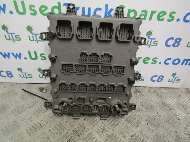RENAULT MIDLUM DXI FUSE BOARD P/NO 7421169993-01 - Sistema elétrico por Camião: foto 2 RENAULT MIDLUM DXI FUSE BOARD P/NO 7421169993-01 - Sistema elétrico por Camião: foto 2
