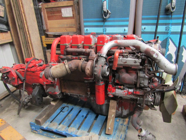SCANIA P94 260 ENGINE & GEARBOX TYPE DSC9-12 COMPLETE WITH MANUAL PUMP - Caixa de velocidade por Camião: foto 1 SCANIA P94 260 ENGINE & GEARBOX TYPE DSC9-12 COMPLETE WITH MANUAL PUMP - Caixa de velocidade por Camião: foto 1