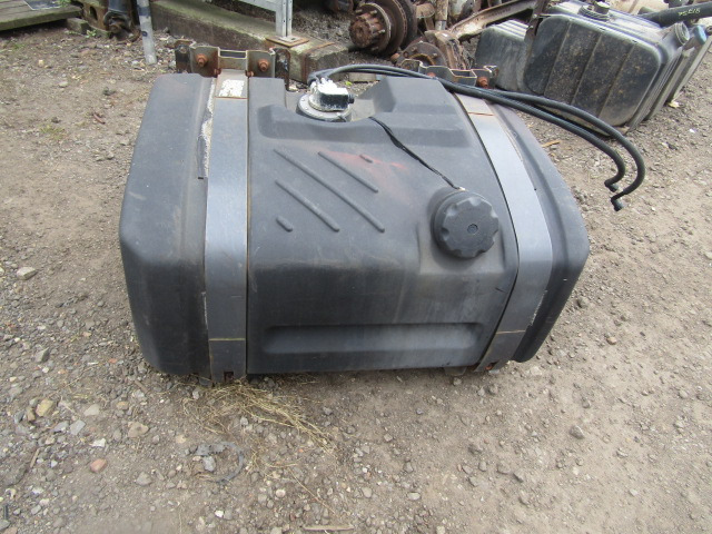 VOLVO FE FUEL TANK 300 LITRE P/NO 20823454 - Tanque de combustível por Camião: foto 4 VOLVO FE FUEL TANK 300 LITRE P/NO 20823454 - Tanque de combustível por Camião: foto 4