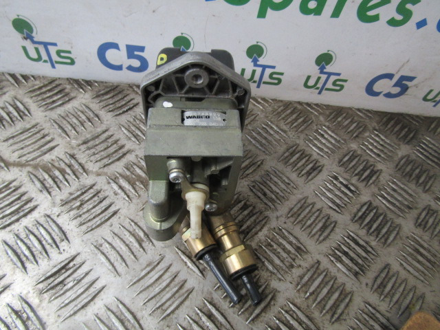 VOLVO FE HAND BRAKE CONTROL UNIT WABCO 20763929 - Sistema elétrico por Camião: foto 2 VOLVO FE HAND BRAKE CONTROL UNIT WABCO 20763929 - Sistema elétrico por Camião: foto 2