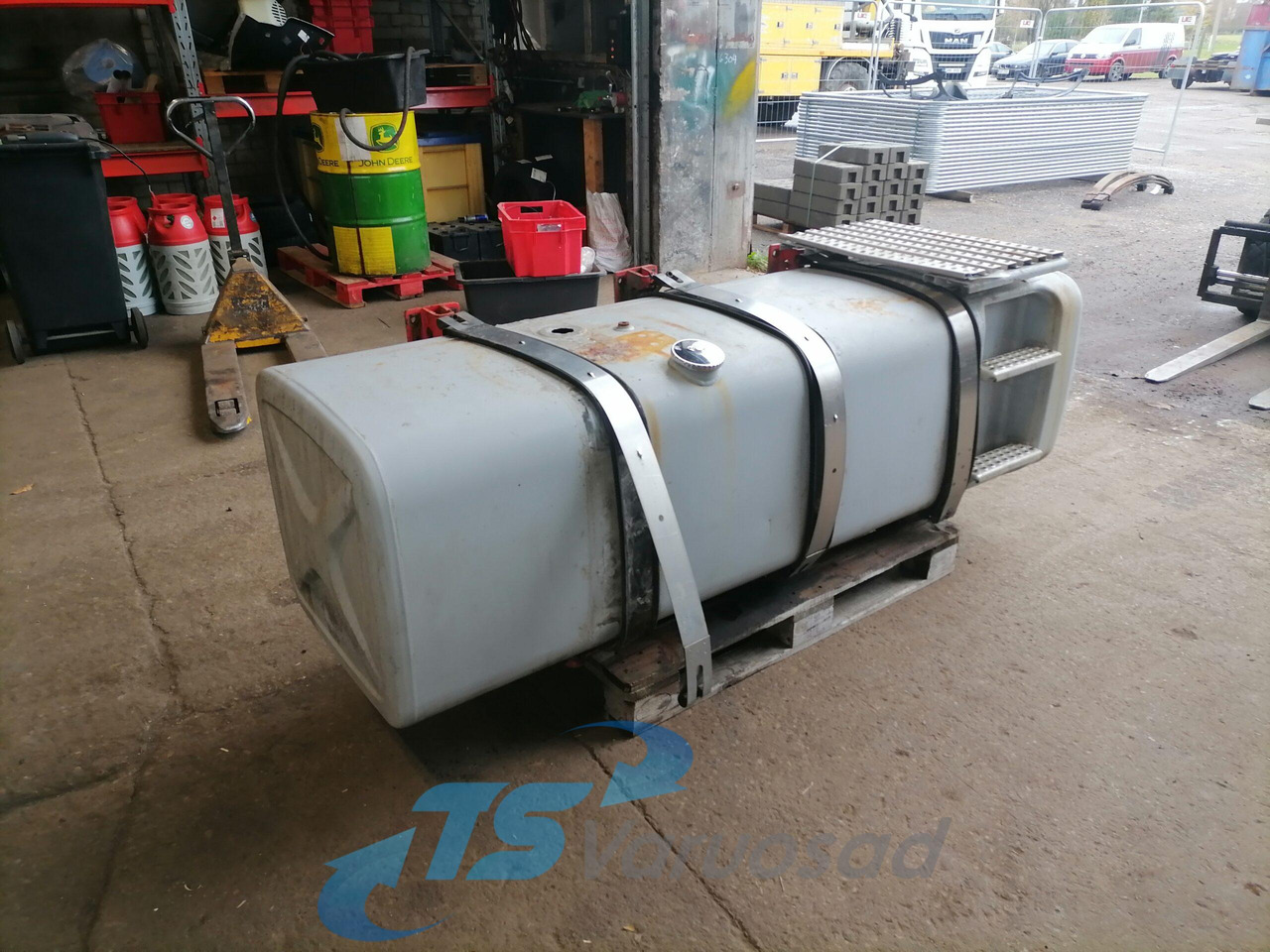 MAN Kütusepaak 780L 81122015608 - Tanque de combustível por Camião: foto 1 MAN Kütusepaak 780L 81122015608 - Tanque de combustível por Camião: foto 1