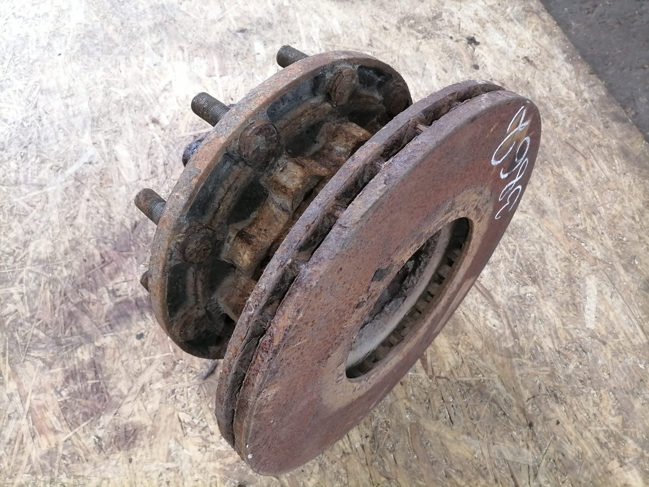 MAN Rear axel hub 81357013155 - Cubo de roda por Camião: foto 4 MAN Rear axel hub 81357013155 - Cubo de roda por Camião: foto 4