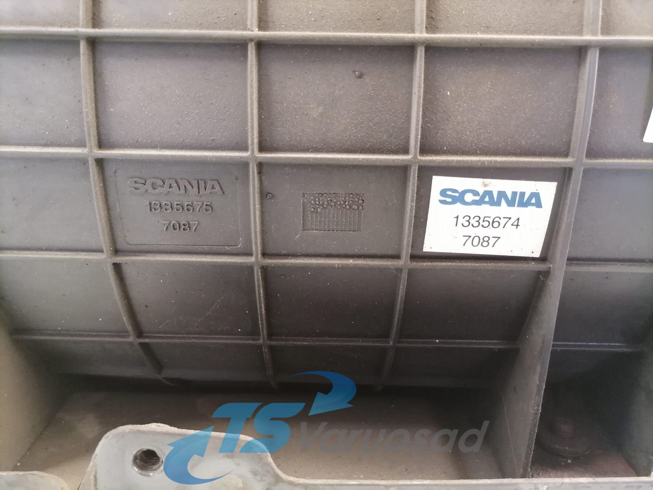Scania Air filter housing 1335675 - Sistema de admissão de ar por Camião: foto 4 Scania Air filter housing 1335675 - Sistema de admissão de ar por Camião: foto 4