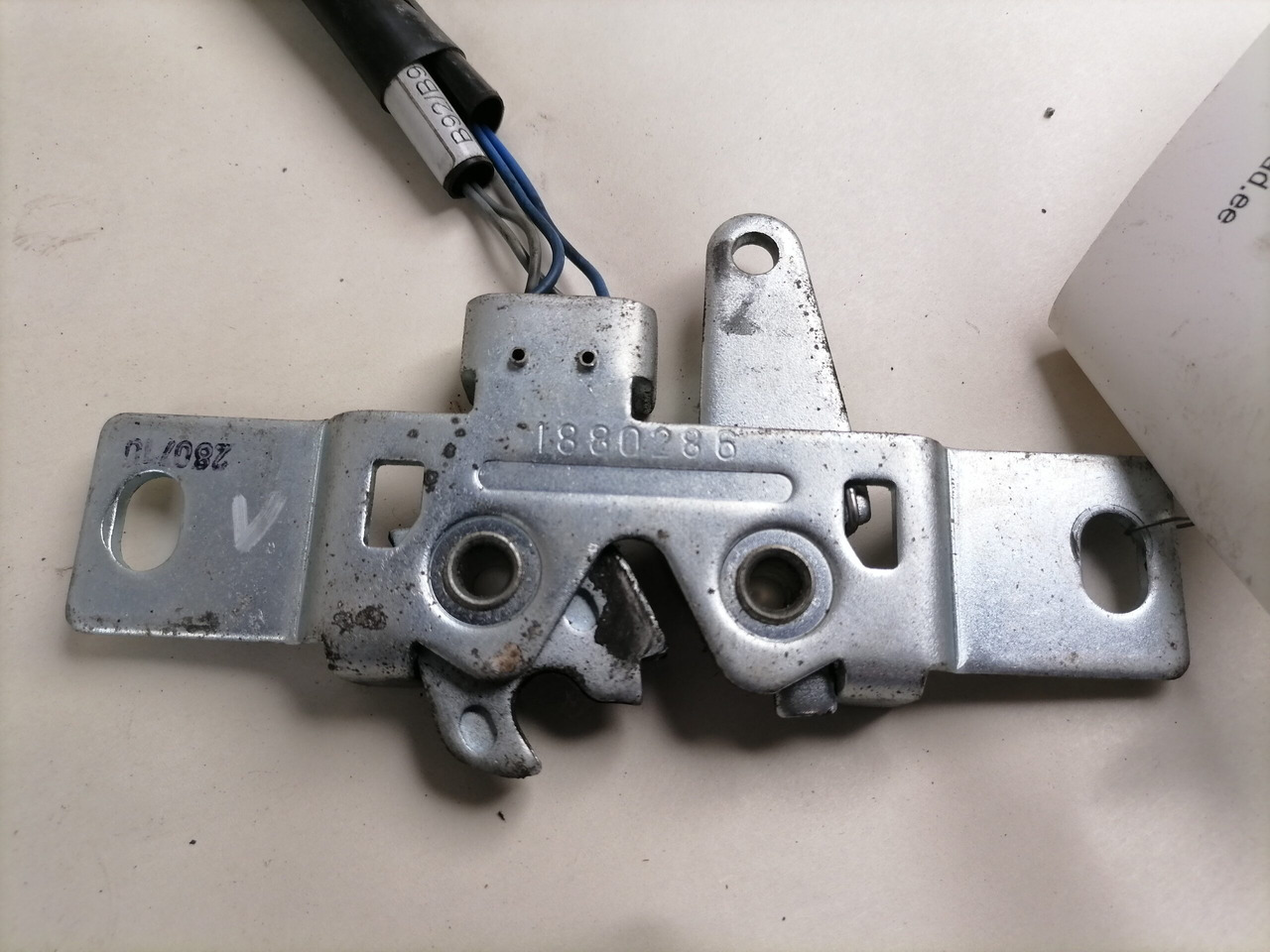 Scania Kabiini küljeluugi lukusti 1880286 - Peça universal por Camião: foto 3 Scania Kabiini küljeluugi lukusti 1880286 - Peça universal por Camião: foto 3