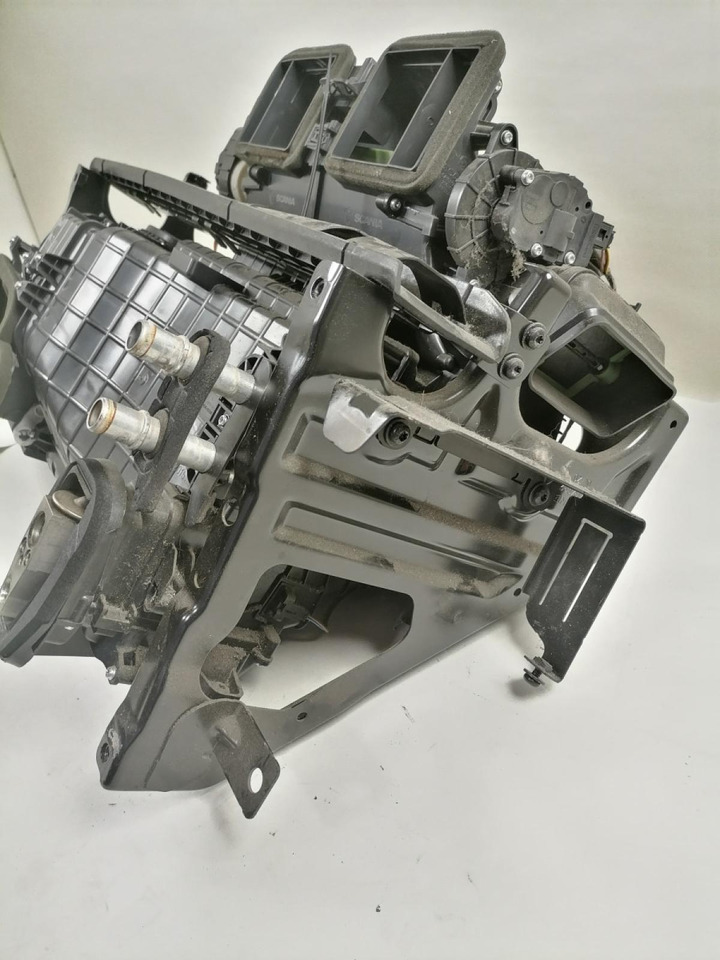 Scania Salongi radiaatorite korpus, komplektne 3093272 - Peça universal por Camião: foto 4 Scania Salongi radiaatorite korpus, komplektne 3093272 - Peça universal por Camião: foto 4