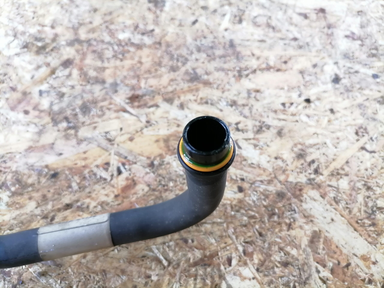 Volvo A/C pipe 20498305 - Aquecimento/ Ventilação por Camião: foto 3 Volvo A/C pipe 20498305 - Aquecimento/ Ventilação por Camião: foto 3