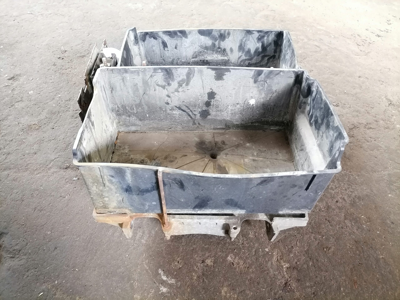 Volvo Battery box 22003951 - Bateria automotiva por Camião: foto 5 Volvo Battery box 22003951 - Bateria automotiva por Camião: foto 5