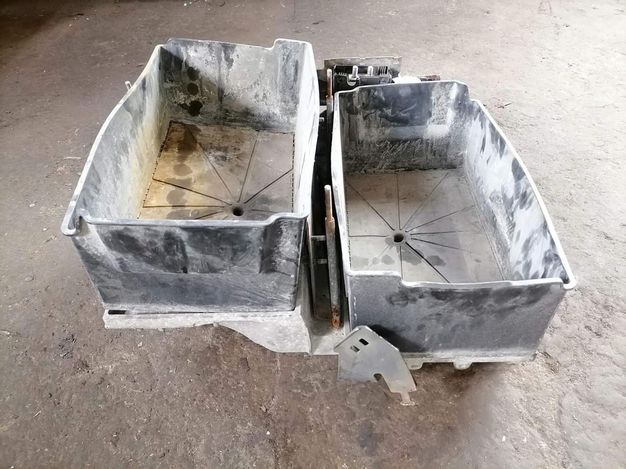 Volvo Battery box 22003951 - Bateria automotiva por Camião: foto 4 Volvo Battery box 22003951 - Bateria automotiva por Camião: foto 4