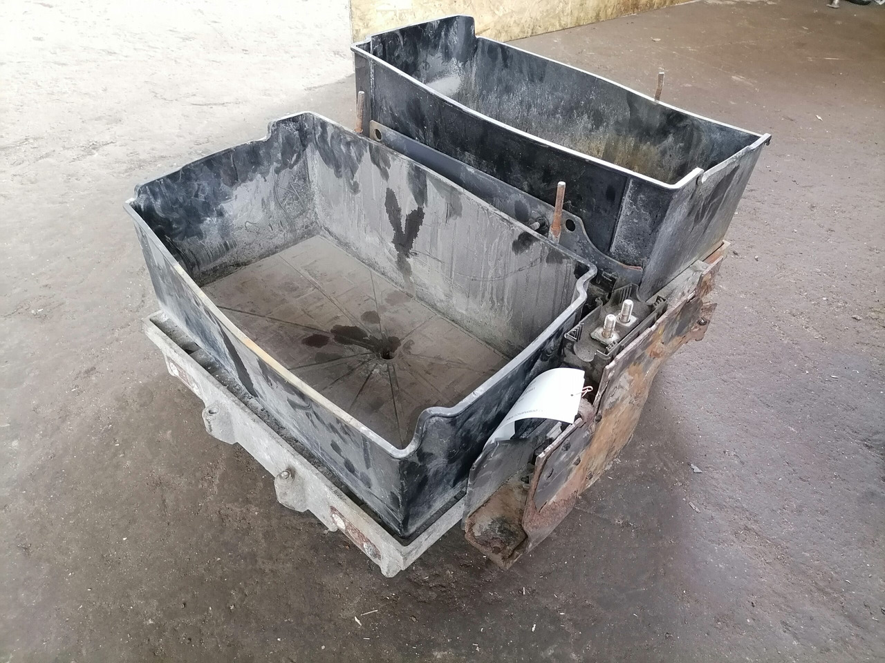 Volvo Battery box 22003951 - Bateria automotiva por Camião: foto 2 Volvo Battery box 22003951 - Bateria automotiva por Camião: foto 2