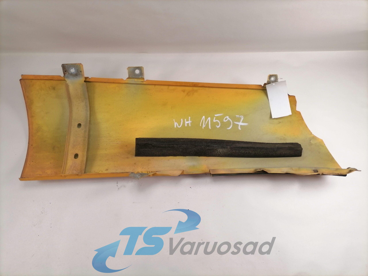 Volvo Volvo kabiini nurgapõsk, parem 20379176 - Grade radiador por Camião: foto 2 Volvo Volvo kabiini nurgapõsk, parem 20379176 - Grade radiador por Camião: foto 2